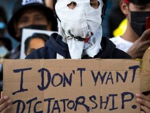 Demonstran Myanmar: Turun Diktator Militer, Jangan Arahkan Senjata ke Rakyat Demonstran Myanmar: Turun Diktator Militer, Jangan Arahkan Senjata ke Rakyat