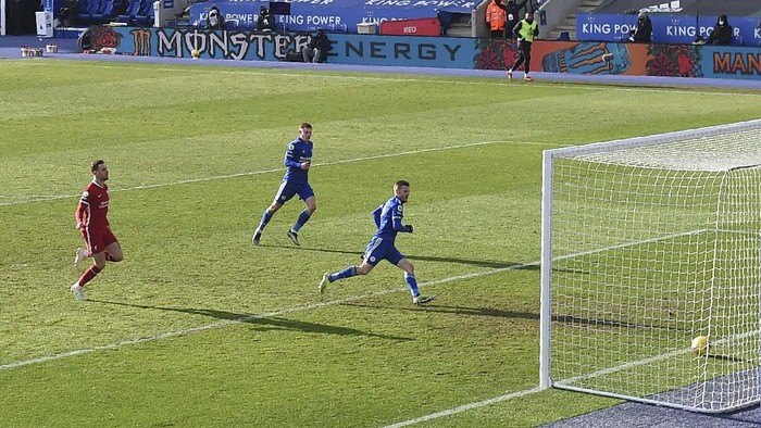 Leicesters Jamie Vardy, right, scores his sides second goal during the English Premier League soccer match between Leicester City and Liverpool at the King Power Stadium in Leicester, England, Saturday, Feb. 13, 2021. (Paul Ellis/Pool Photo via AP)