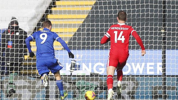 Leicester's Jamie Vardy, left, scores his side's second goal during the English Premier League soccer match between Leicester City and Liverpool at the King Power Stadium in Leicester, England, Saturday, Feb. 13, 2021. (Carl Recine/Pool Photo via AP)