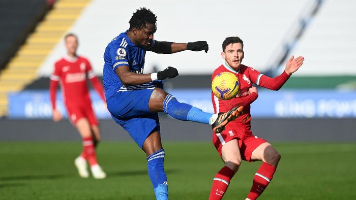 LEICESTER, ENGLAND - FEBRUARY 13: Daniel Amartey of Leicester City controls the ball under pressure from Andrew Robertson of Liverpool during the Premier League match between Leicester City and Liverpool at The King Power Stadium on February 13, 2021 in Leicester, England. Sporting stadiums around the UK remain under strict restrictions due to the Coronavirus Pandemic as Government social distancing laws prohibit fans inside venues resulting in games being played behind closed doors. (Photo by Michael Regan/Getty Images)