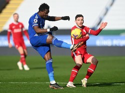 Liverpool Dilumat Leicester, Robertson: Pukulan Telak Banget