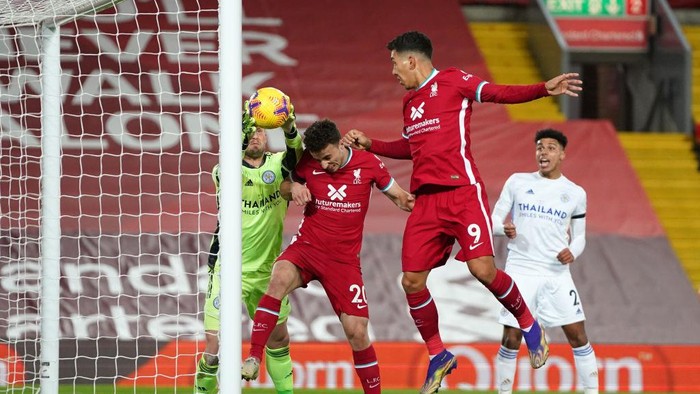 LIVERPOOL, ENGLAND - NOVEMBER 22: Kasper Schmeichel of Leicester City saves a header from Roberto Firmino of Liverpool during the Premier League match between Liverpool and Leicester City at Anfield on November 22, 2020 in Liverpool, England. Sporting stadiums around the UK remain under strict restrictions due to the Coronavirus Pandemic as Government social distancing laws prohibit fans inside venues resulting in games being played behind closed doors. (Photo by Jon Super - Pool/Getty Images)