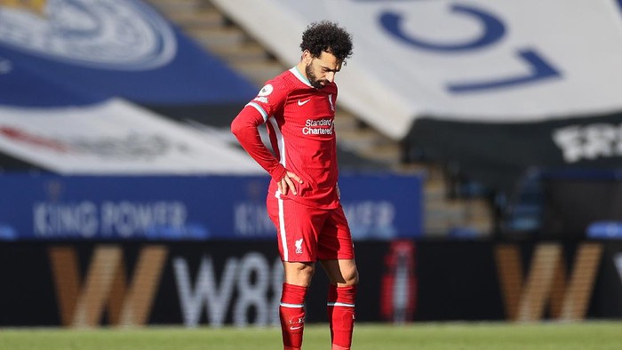 LEICESTER, ENGLAND - FEBRUARY 13: Mohamed Salah of Liverpool looks dejected following his teams defeat in the Premier League match between Leicester City and Liverpool at The King Power Stadium on February 13, 2021 in Leicester, England. Sporting stadiums around the UK remain under strict restrictions due to the Coronavirus Pandemic as Government social distancing laws prohibit fans inside venues resulting in games being played behind closed doors. (Photo by Carl Recine - Pool/Getty Images)