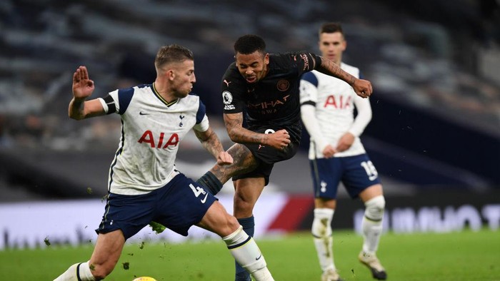 LONDON, ENGLAND - NOVEMBER 21: Gabriel Jesus of Manchester City is challenged by Toby Alderweireld of Tottenham Hotspur during the Premier League match between Tottenham Hotspur and Manchester City at Tottenham Hotspur Stadium on November 21, 2020 in London, England. Sporting stadiums around the UK remain under strict restrictions due to the Coronavirus Pandemic as Government social distancing laws prohibit fans inside venues resulting in games being played behind closed doors. (Photo Neil Hall - by Pool/Getty Images)