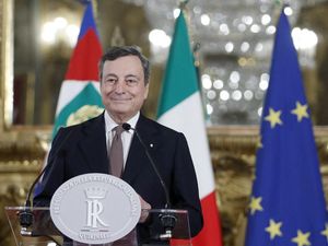 PM Italia dan Istri Terima Dosis Pertama Vaksin AstraZeneca PM Italia dan Istri Terima Dosis Pertama Vaksin AstraZeneca