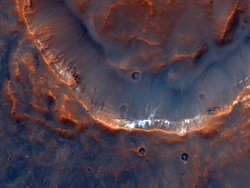 Misi CaSSIS: Foto-foto Ungkap Kawah dan Ngarai Mars dari Jarak Dekat