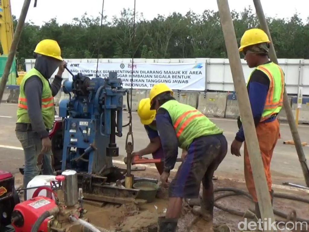 Cek Kadar Tanah, Petugas Bor 4 Titik di Area Ambles Tol Cipali Cek Kadar Tanah, Petugas Bor 4 Titik di Area Ambles Tol Cipali