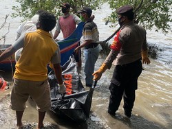 Mayat Pria Ditemukan Mengambang di Pantai Muara Kuntul Bekasi