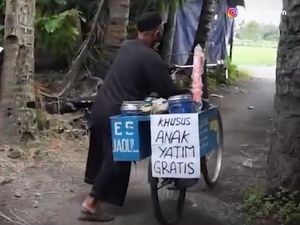 Kakek Penjual Es Ini Bagikan Jualannya Gratis untuk Anak Yatim