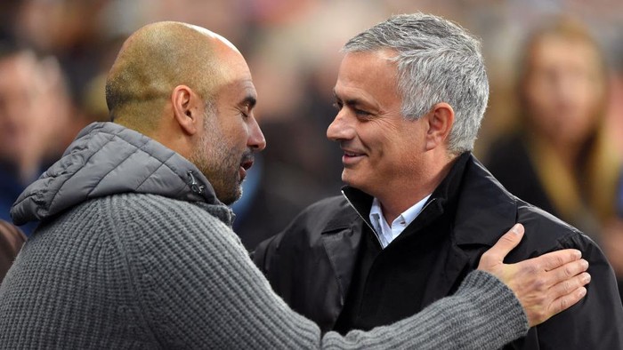 MANCHESTER, ENGLAND - NOVEMBER 11:  Josep Guardiola, Manager of Manchester City and Jose Mourinho, Manager of Manchester United embrace prior to the Premier League match between Manchester City and Manchester United at Etihad Stadium on November 11, 2018 in Manchester, United Kingdom.  (Photo by Mike Hewitt/Getty Images)