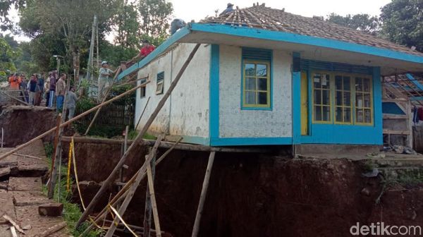 Pergeseran Tanah Bikin Rumah di Sukabumi Ini Menggantung