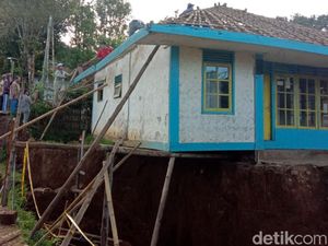 Pergeseran Tanah Bikin Rumah di Sukabumi Ini Menggantung Pergeseran Tanah Bikin Rumah di Sukabumi Ini Menggantung