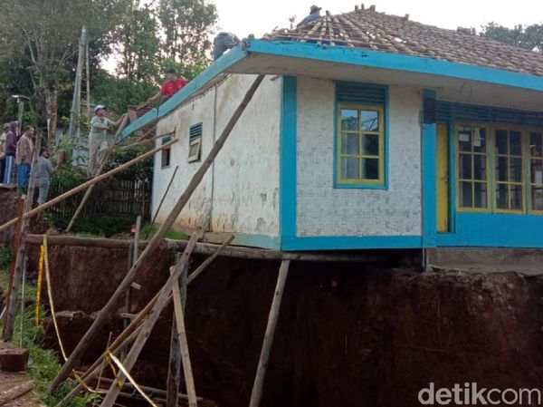 Pergeseran Tanah Bikin Rumah di Sukabumi Ini Menggantung
