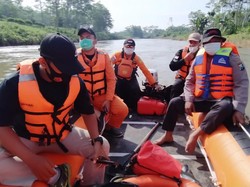 Begini Proses Pencarian Pemuda di Blitar yang Lompat ke Sungai Brantas
