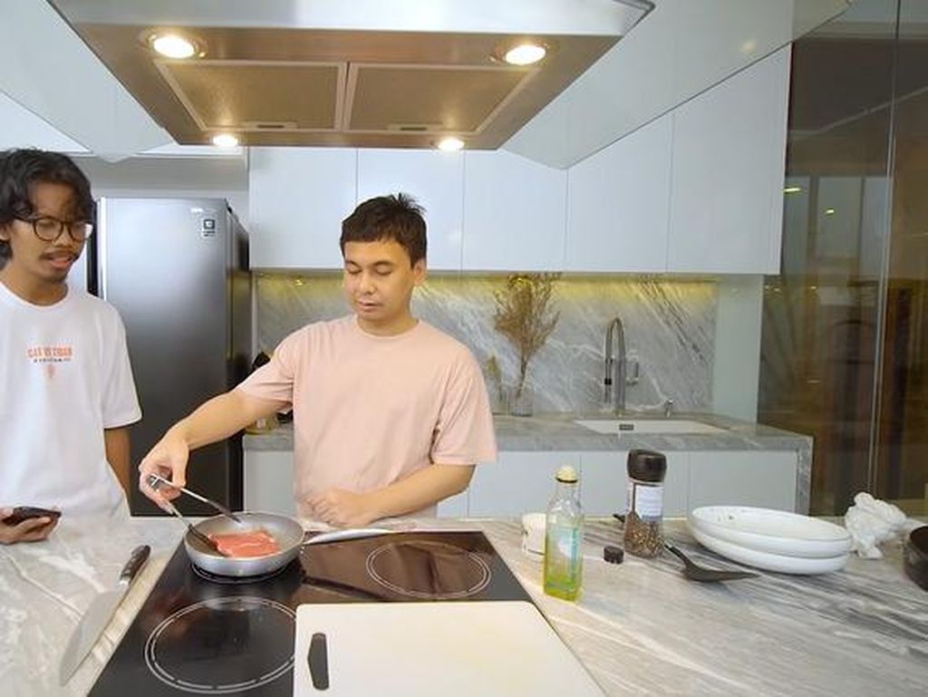 Raditya Dika Tunjukkan Bedanya Masak Daging Rp 70 Ribu vs Rp 500 Ribu Raditya Dika Tunjukkan Bedanya Masak Daging Rp 70 Ribu vs Rp 500 Ribu