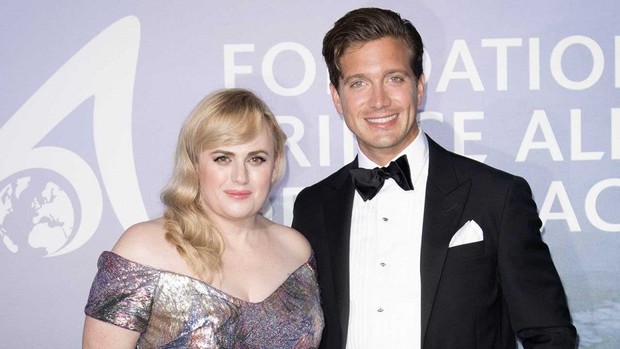 Rebel Wilson & Jacob Busch/etonline.com Menurut sebuah sumber untuk Us Weekly, dilaporkan Wilson dan Busch putus melalui pesan teks.