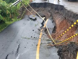 Diguyur Hujan Lebat Semalaman, Jalan Lintas Sumatera di Lahat Longsor