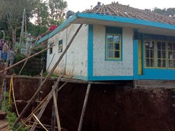 Penampakan Rumah Menggantung di Lokasi Pergerakan Tanah Sukabumi