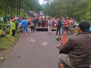 Viral Lubang Menganga di Jalan Penghubung Brebes-Tegal