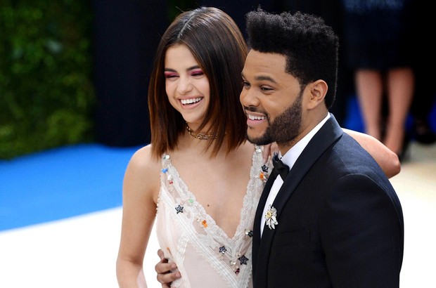 Selena Gomez & The Weeknd/billboard.com Sebuah sumber untuk TMZ, dilaporkan mengklaim The Weeknd menelepon Selena untuk mengakhiri banyak hal dan mengatakan bahwa hubungan mereka kehilangan gairah.