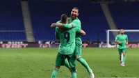 Kedua, jika Ramos memilih meninggalkan Madrid, ia tak bisa menyamai rekor musim penampilan terbanyak milik Paco Gento dan Miguel Angel. Keduanya 18 musim berseragam Madrid, sedangkan Ramos baru 16 musim. Foto: Getty Images/David Ramos