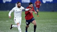Pertama, soal jumlah penampilan. Ramos saat ini sudah tampil 688 kali bersama Real Madrid. Jika hengkang, ia tak akan bisa mengejar rekor milik Raul Gonzalez, yang selama kariernya membela Los Blancos di 741 laga. Foto: Getty Images/Juan Manuel Serrano Arce