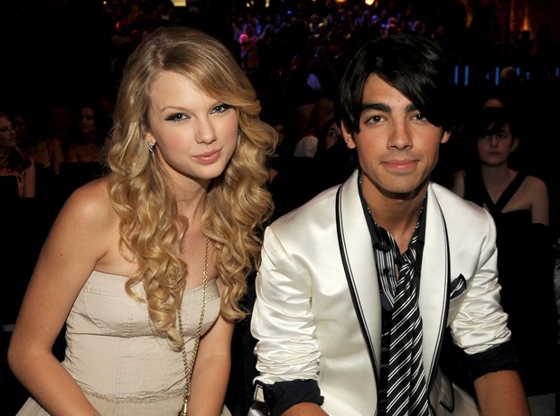 Taylor Swift & Joe Jonas/elle.com Swift menyebut Joe sebagai anak laki-laki yang putus dengannya melalui telepon dalam 25 detik ketika dirinya berusia 18 tahun.