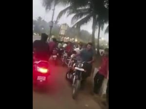 Akal Bulus! Puluhan Orang Tuntun Motor Supaya Lolos Razia Polisi