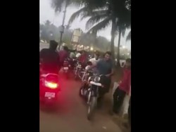 Akal Bulus! Puluhan Orang Tuntun Motor Supaya Lolos Razia Polisi