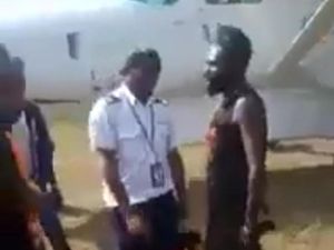 Beredar Video KKB Papua Bersenpi Todong Awak Pesawat, Polisi: Itu Akhir 2020