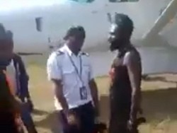 Beredar Video KKB Papua Bersenpi Todong Awak Pesawat, Polisi: Itu Akhir 2020