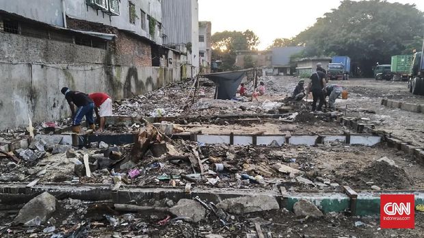 Tak sedikit warga di Kampung Bayam, Papanggo, Tanjung Priok, Jakarta Utara yang belum mendapat rumah kampung deret yang dijanjikan Pemprov DKI Jakarta sebagai dampak pembangunan Jakarta International Stadium