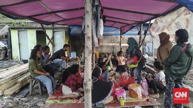 Tak sedikit warga di Kampung Bayam, Papanggo, Tanjung Priok, Jakarta Utara yang belum mendapat rumah kampung deret yang dijanjikan Pemprov DKI Jakarta sebagai dampak pembangunan Jakarta International Stadium