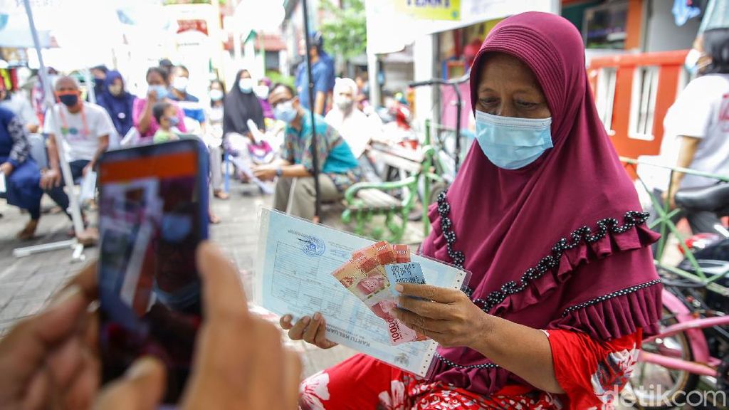 Warga Kampung Deret Petogogan Terima BST Tahap 2 Warga Kampung Deret Petogogan Terima BST Tahap 2