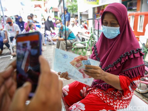 Warga Kampung Deret Petogogan Terima BST Tahap 2