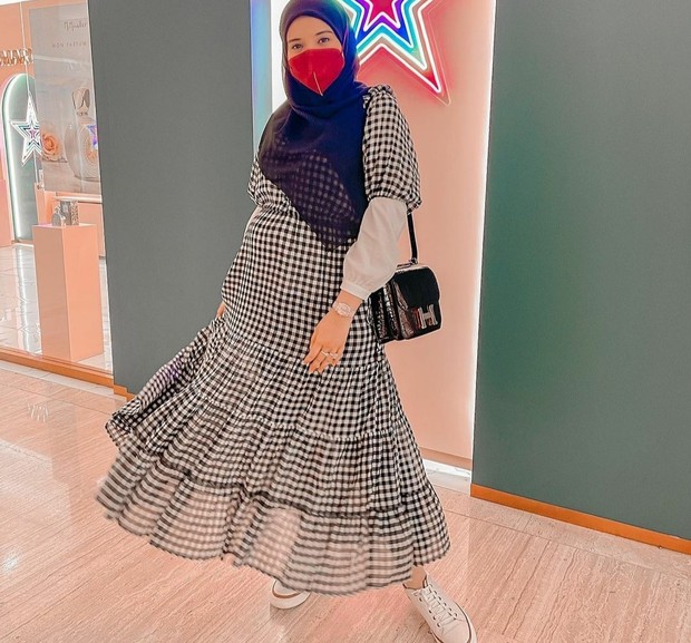 Zaskia Sungkar/Foto: Instagram.com/zaskiasungkar15 gaya ootd syar'i selebriti