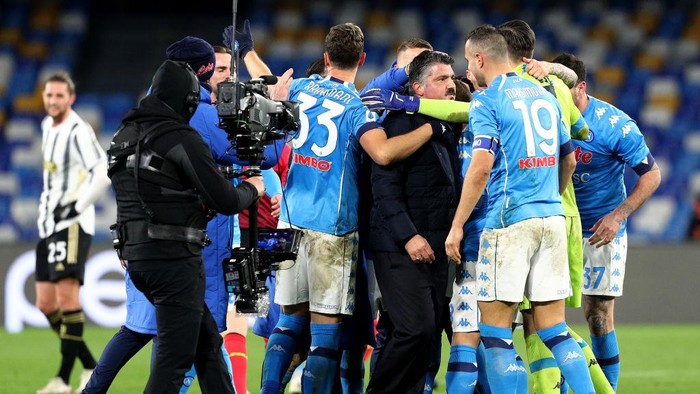 NAPLES, ITALY - FEBRUARY 13: Gennaro Gattuso, Head Coach of Napoli celebrates victory with his players following the Serie A match between SSC Napoli  and Juventus at Stadio Diego Armando Maradona on February 13, 2021 in Naples, Italy. Sporting stadiums around Italy remain under strict restrictions due to the Coronavirus Pandemic as Government social distancing laws prohibit fans inside venues resulting in games being played behind closed doors. (Photo by Francesco Pecoraro/Getty Images)