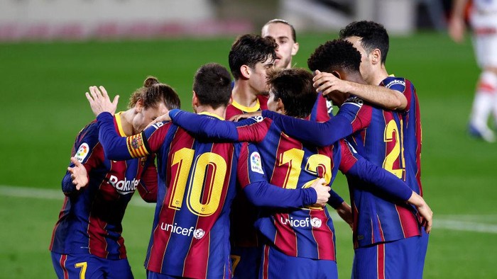 BARCELONA, SPAIN - FEBRUARY 13: Lionel Messi of FC Barcelona celebrates with team mates after scoring their sides second goal during the La Liga Santander match between FC Barcelona and Deportivo Alavés at Camp Nou on February 13, 2021 in Barcelona, Spain. Sporting stadiums around Spain remain under strict restrictions due to the Coronavirus Pandemic as Government social distancing laws prohibit fans inside venues resulting in games being played behind closed doors. (Photo by Eric Alonso/Getty Images)
