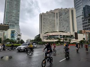 PPKM Mikro di DKI, Warga Tetap Ramai Kunjungi Bundaran HI Pagi Ini