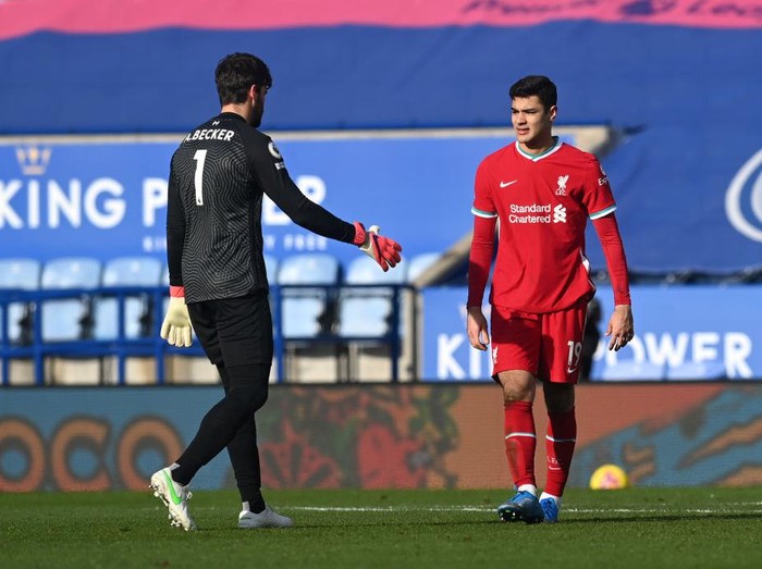 LEICESTER, ENGLAND - FEBRUARY 13: Alisson of Liverpool speaks with Ozan Kabak of Liverpool after they concede during the Premier League match between Leicester City and Liverpool at The King Power Stadium on February 13, 2021 in Leicester, England. Sporting stadiums around the UK remain under strict restrictions due to the Coronavirus Pandemic as Government social distancing laws prohibit fans inside venues resulting in games being played behind closed doors. (Photo by Michael Regan/Getty Images)