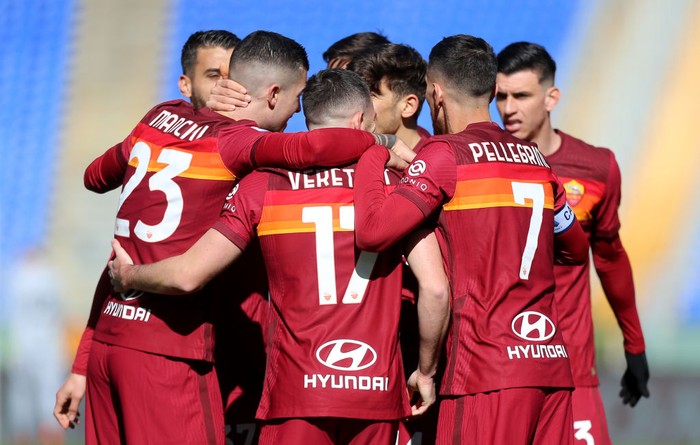 ROME, ITALY - FEBRUARY 14: Jordan Veretout of Roma celebrates with teammates after scoring their teams first goal during the Serie A match between AS Roma and Udinese Calcio at Stadio Olimpico on February 14, 2021 in Rome, Italy. Sporting stadiums around Italy remain under strict restrictions due to the Coronavirus Pandemic as Government social distancing laws prohibit fans inside venues resulting in games being played behind closed doors. (Photo by Paolo Bruno/Getty Images)