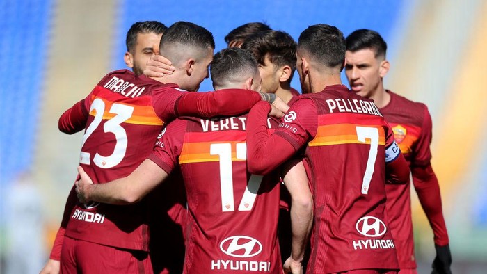 ROME, ITALY - FEBRUARY 14: Jordan Veretout of Roma celebrates with teammates after scoring their teams first goal during the Serie A match between AS Roma and Udinese Calcio at Stadio Olimpico on February 14, 2021 in Rome, Italy. Sporting stadiums around Italy remain under strict restrictions due to the Coronavirus Pandemic as Government social distancing laws prohibit fans inside venues resulting in games being played behind closed doors. (Photo by Paolo Bruno/Getty Images)