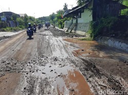 Sungai Meluap Akibat Banjir Sisakan Lumpur di Jalur Pantura Situbondo