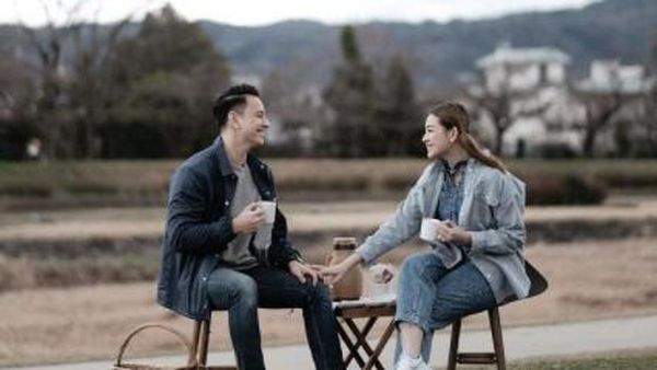 Momen Romantis Billy Davidson dan Istri Saat Menikmati Kopi