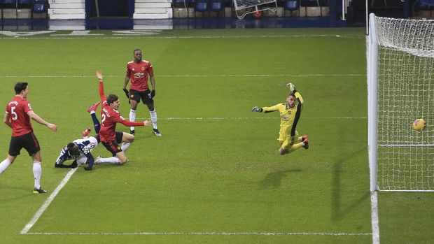 West Bromwich Albion's Mbaye Diagne, second left, scores his side's opening goal during the English Premier League soccer match between West Bromwich Albion and Manchester United at the Hawthorns stadium in West Bromwich, England, Sunday, Feb. 14, 2021. (Nick Potts/Pool Photo via AP)