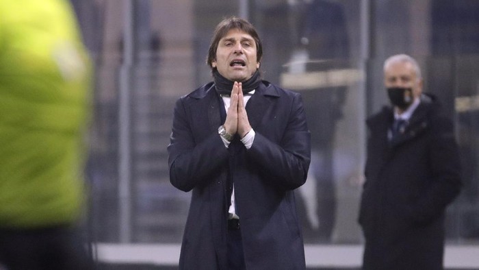 Inter Milans head coach Antonio Conte reacts during the Italian Cup semi-final first leg soccer match between Inter Milan and Juventus at the San Siro stadium, in Milan, Italy, Tuesday, Feb. 2, 2021. (AP Photo/Luca Bruno)