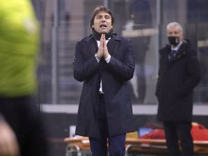 Conte Minta Maaf Usai Acungkan Jari Tengah ke Presiden Juve Conte Minta Maaf Usai Acungkan Jari Tengah ke Presiden Juve
