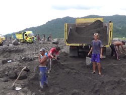 Berkah Banjir Lahar Gunung Semeru Bagi Penambang Pasir dan Batu di Lumajang