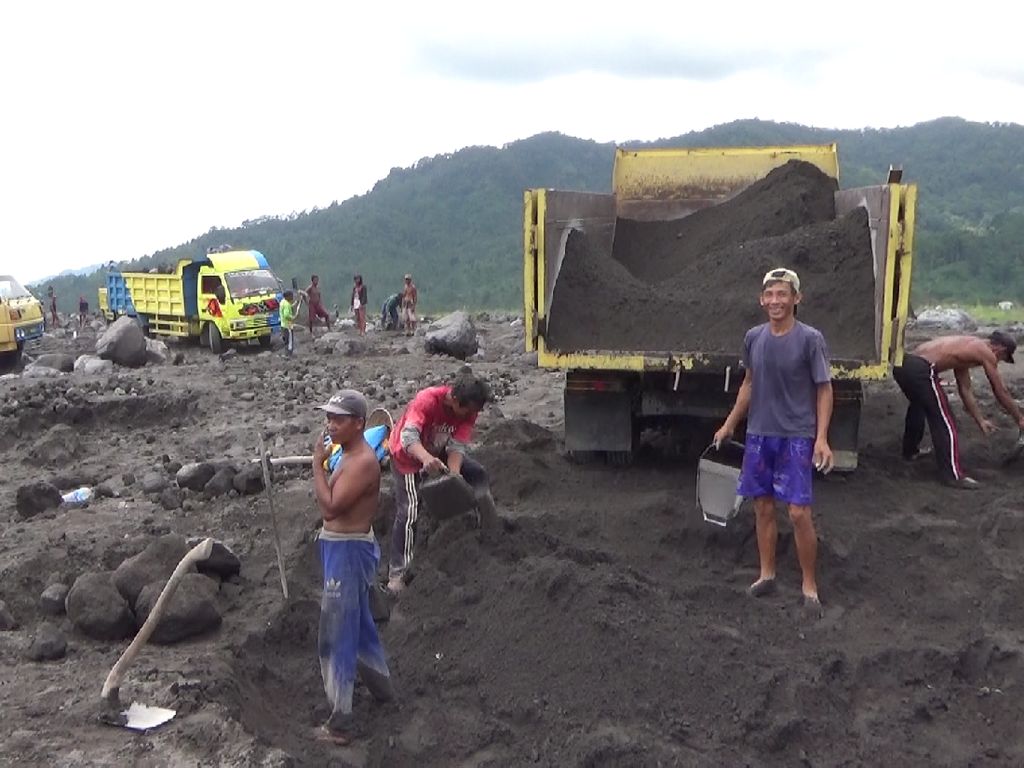 Berkah Banjir Lahar Gunung Semeru Bagi Penambang Pasir dan Batu di Lumajang Berkah Banjir Lahar Gunung Semeru Bagi Penambang Pasir dan Batu di Lumajang