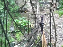 Jembatan Putus, Akses Dua Desa di Pinrang Terganggu